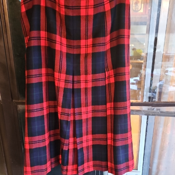 Seda Modell Dresses & Skirts - Plaid Red and Black Imported Wool Skirt. Fits Like A 14 .Waist 33in. 29 In Long.